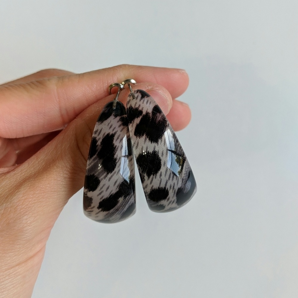 Gray leopard print hoop earrings.